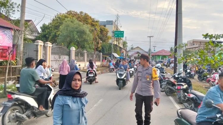 jelang Berbuka, Polsek Syamtalira Bayu Siaga Atur Lalin di Pasar Keude Bayu