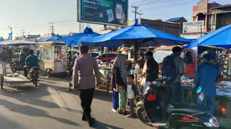 Personel Polsek Muara Satu Amankan Aktivitas Masyarakat di Pasar Batuphat