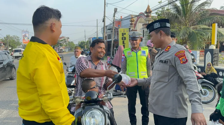 Polres Lhokseumawe Bersama Ojek Online Bagikan Takjil Kepada Pengguna Jalan