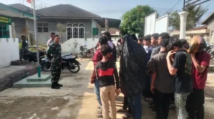 Prajurit TNI Ikut Tertibkan Balap Liar di Pantai Kuta Glumpang