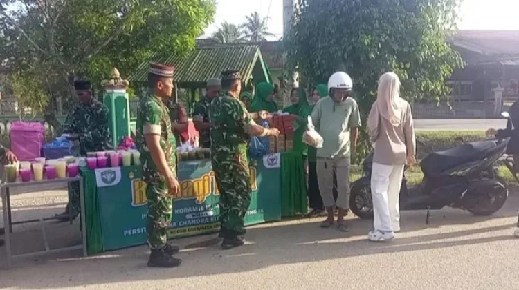 TNI dan Persit Koramil Matangkuli Bagi Takjil untuk Warga