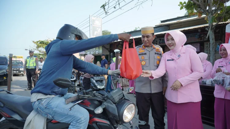 Kapolres Lhokseumawe Bersama Bhayangkari Bagikan Takjil di Kuta Makmur