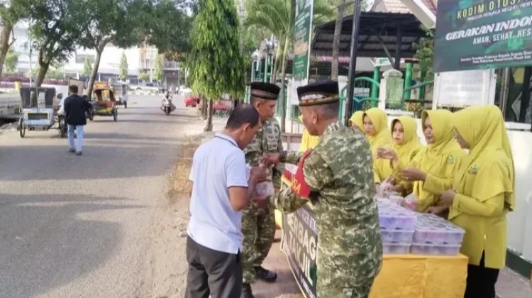 Koramil 16/Banda Sakti Berbagi Takjil Bersama Warga di Jalanan