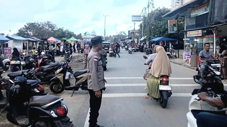 Ramai Pemburu Takjil, Polsek Syamtalira Bayu Atur Arus Lalu Lintas