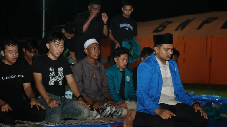 Presma Terpilih UIN SUNA Pimpin Ibadah di Pengungsian