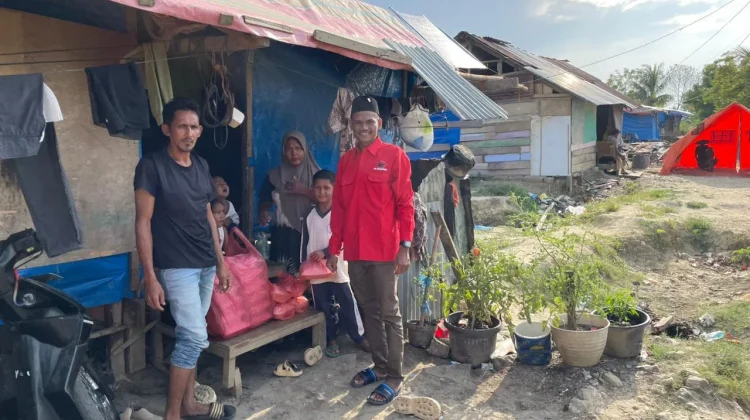 Ketua PDIP Aceh Utara Bagi Nasi Kotak untuk  Berbuka Puasa