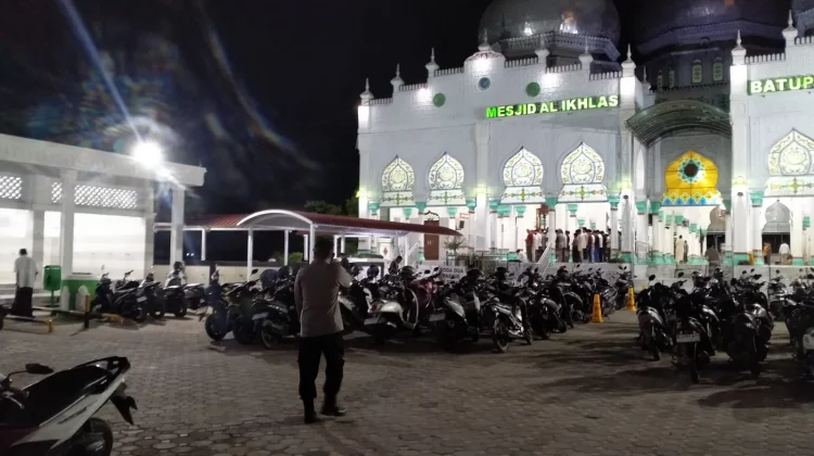 Polisi Amankan Salat Tarawih di Masjid Al-Ikhlas Batuphat Timur