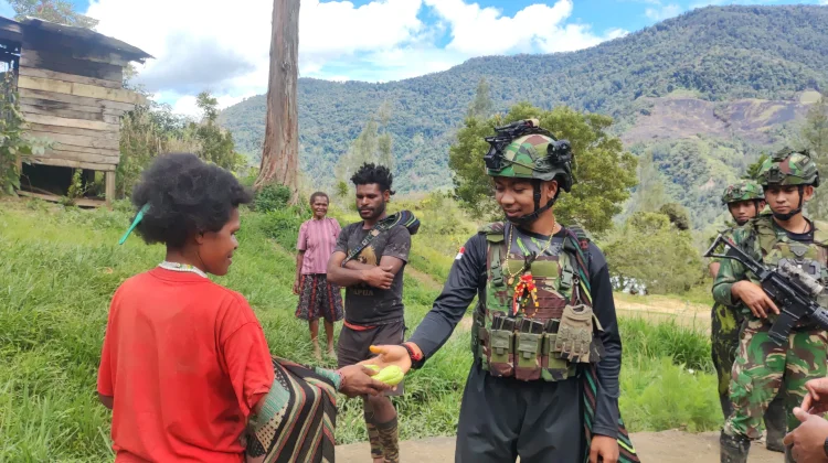 Satgas TNI Asal Aceh Gelar Patroli Humanis