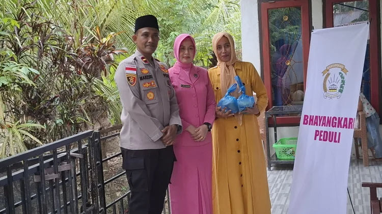 Aksi Door To Door Bhayangkari Menyapa Warga dan Berbagi Takjil