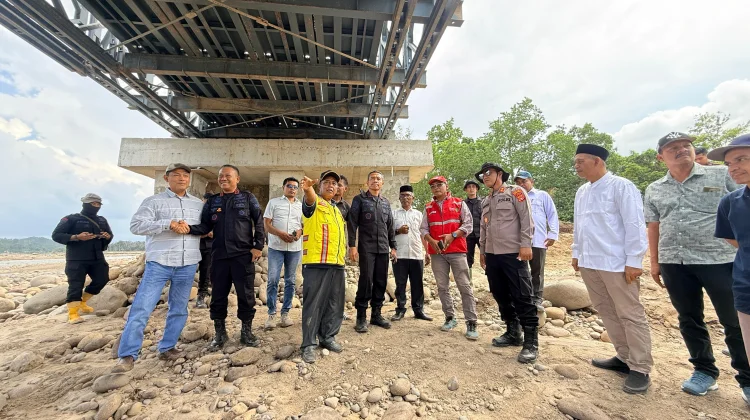 Kapolres Lhokseumawe dan Dansatgas Brimob Cek Jembatan Bailey Sawang