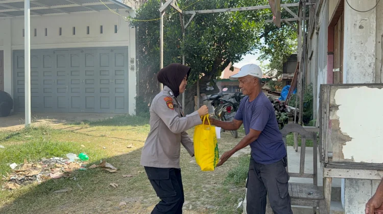 Polwan Lhokseumawe Salurkan Paket Lebaran Kapolres kepada Warga Kurang Mampu