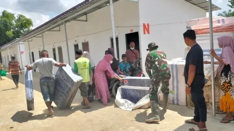 Bantuan BNPB Tiba di Huntara Langkahan, TNI Dampingi Penyaluran Kasur