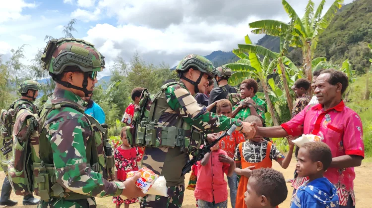 Satgas TNI asal Aceh berbagi Sembako di Intan Jaya