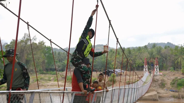 TNI dan Warga Rampungkan Pembangunan Jembatan Perintis Meunasah Krueng, Bireuen