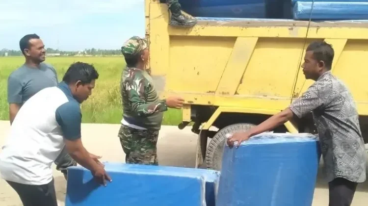 TNI Kawal Penyaluran Kasur Lipat Bantuan BNPB di Huntara Matang Keutapang