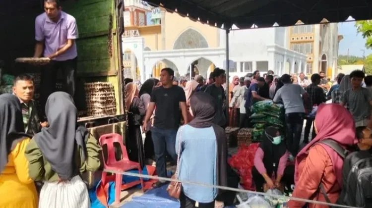 TNI Kawal Operasi Pasar Murah di Desa Meunasah Mee