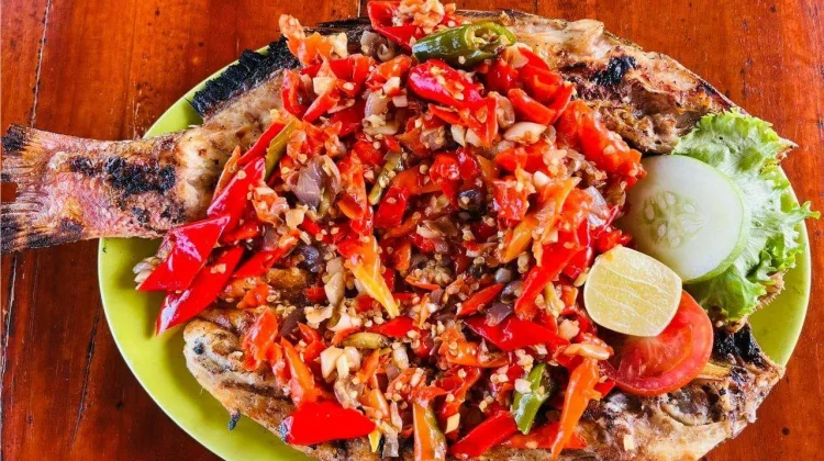 Bahaya Makan Pedas saat Berbuka Puasa