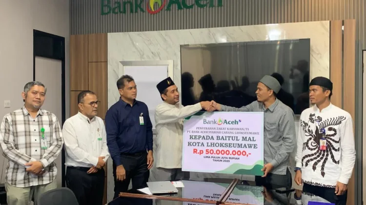 PT Bank Aceh Syariah Cabang Lhokseumawe Menyerahkan Zakat Kepada BMK Lhokseumawe
