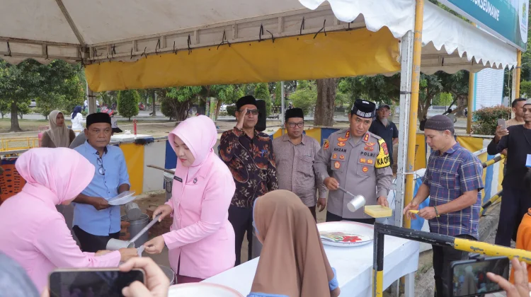 Kapolres Lhokseumawe dan Ketua Bhayangkari Bagikan Ratusan Porsi Bubur Kanji