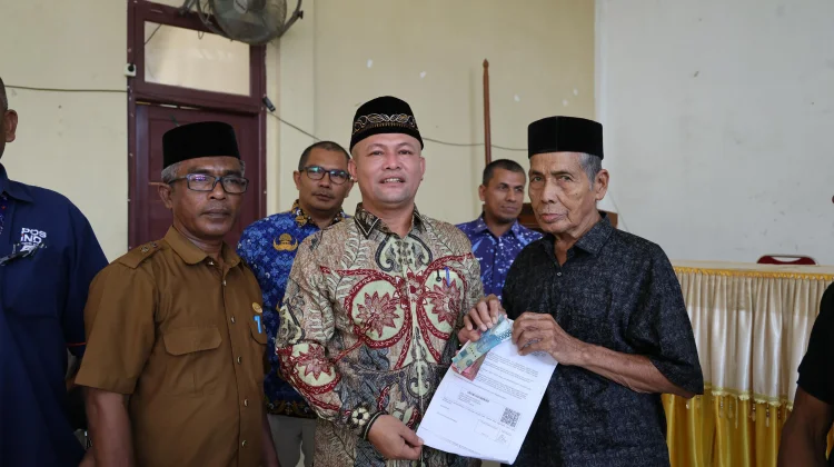 Bupati Ayah Wa Salurkan Jadup Kepada 625 KK Penyintas Banjir di Sawang
