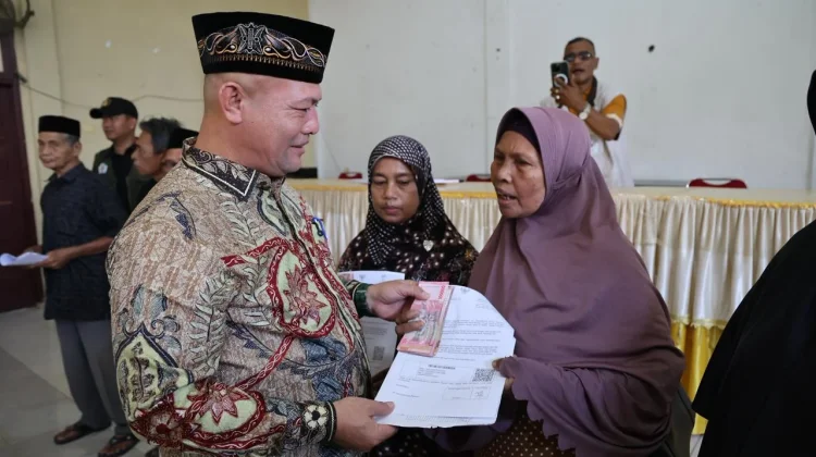 Bupati Aceh Utara Salurkan Jadup di Kecamatan Sawang
