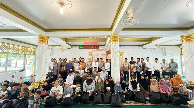 Wakapolres Lhokseumawe Santuni Anak Yatim di Masjid Al Mabrur