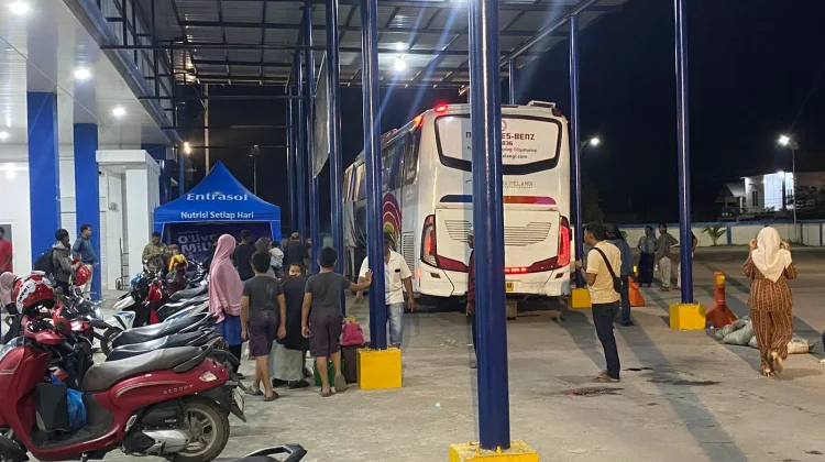 Arus Mudik Mulai Ramai di Terminal Lhokseumawe, Warga Padati Area Penjemputan
