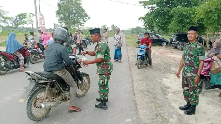 Berbagi di Sore Ramadhan, Koramil 28/PRT Hadirkan Senyum Warga