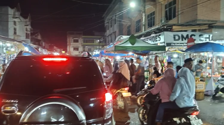 Macet Malam Jalan Perdagangan Kota Lhokseumawe Diserbu Warga