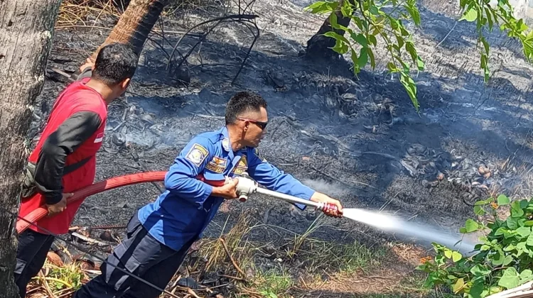 Kebakaran Lahan Warnai Akhir Ramadan di Blang Pulo