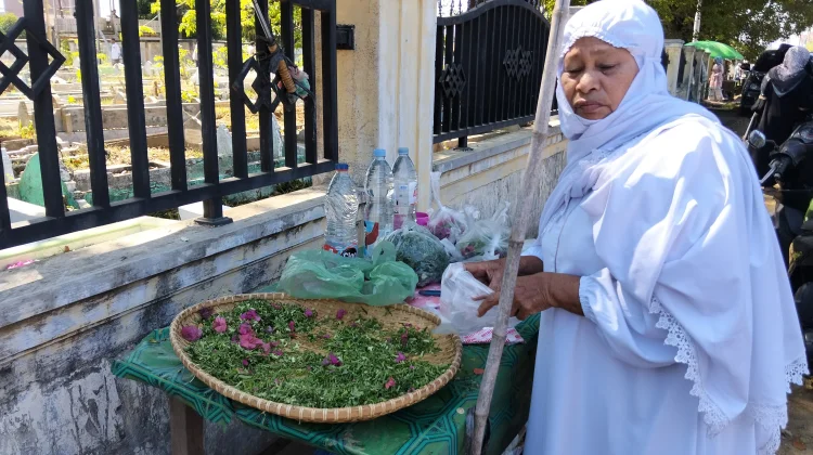 Ramainya Ziarah Lebaran, Aminah Setia Jual Bunga Makam