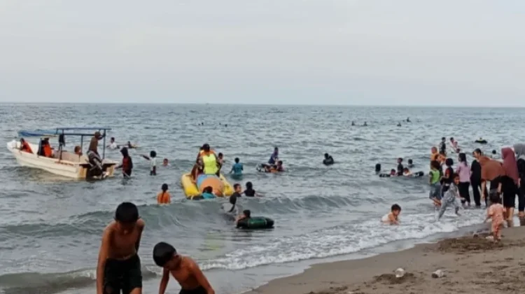 Destinasi Andalan, Pantai Ujong Blang Ramai saat Lebaran