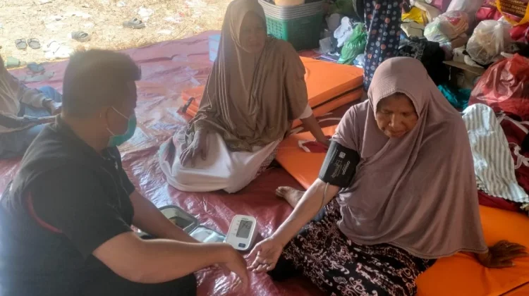 Tim Medis Dampingi Korban Kebakaran Malam Takbiran