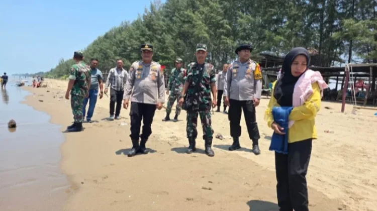 TNI/Polri Amankan Kawasan Pantai Bantayan saat Libur Idul Fitri