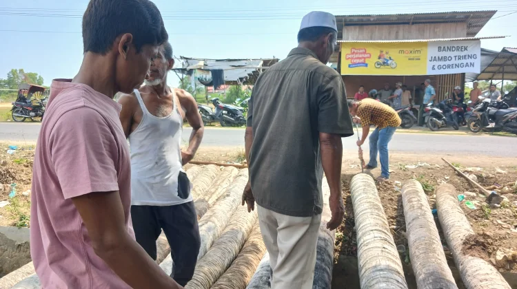Warga Meunasah Blang Kandang Bangun Jembatan Darurat untuk Pembangunan Masjid