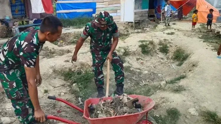 TNI Bersatu Warga Bersihkan Dampak Banjir di Blang Peuria Aceh Utara