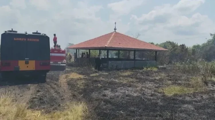 Gerak Cepat TNI, Kebakaran Semak di Krueng Inong Berhasil Diredam