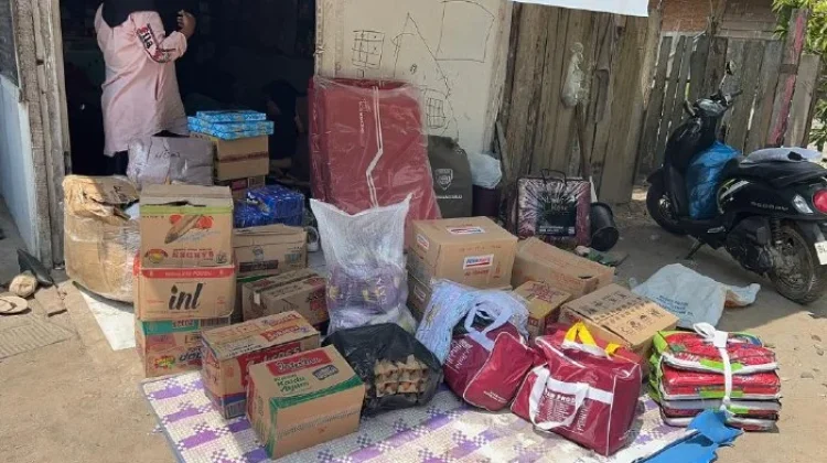Bupati Al- Farlaky Salurkan Bantuan Masa Panik untuk Korban Kebakaran