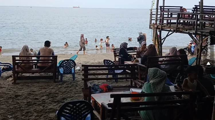 Wisata Pantai Ujong Blang Ramai Dikunjungi saat Libur Idul Fitri