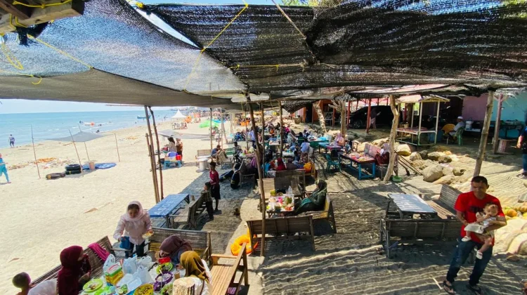 Pantai Ujong Blang Ramai Dikunjungi Wisatawan Lokal