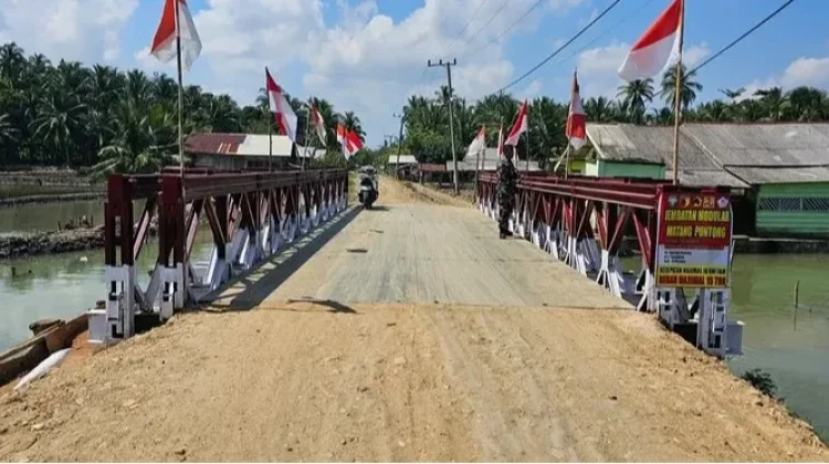 Babinsa Patroli Jembatan Bailey, Pastikan Akses Warga Tetap Aman