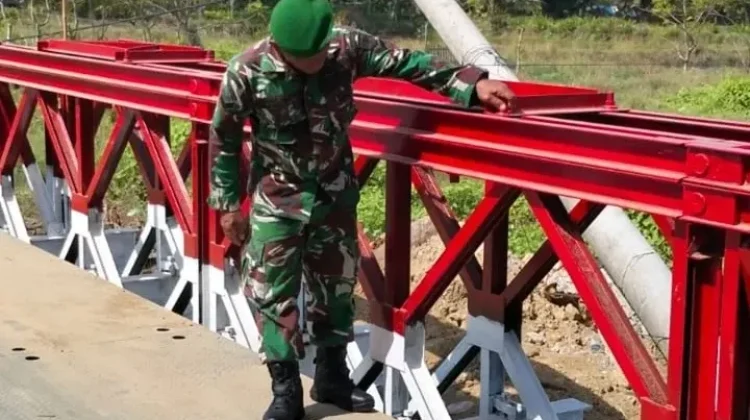 Pastikan Akses Tetap Aman, Babinsa Cek Langsung Jembatan Bailey Dewantara