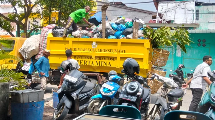 Petugas DLHK Lhokseumawe Rutin Angkut Sampah ke TPA Alue Lim