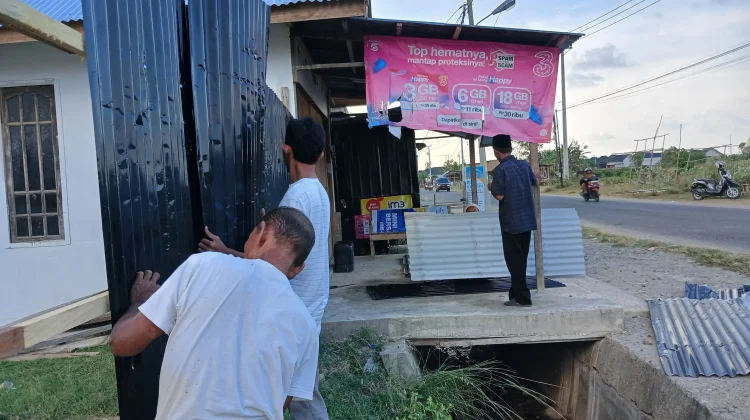 Pagar Dayah Bustanu Madinatiddin Roboh, Guru Gotong Royong