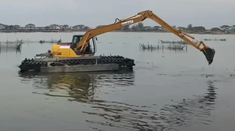 Dinas PUPR Lhokseumawe Keruk Waduk Pusong