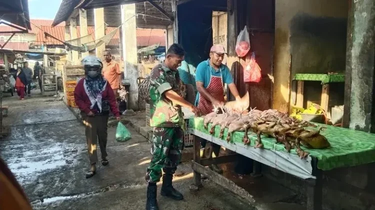 Babinsa Turun ke Pasar Tradisional, Cek Harga Sembako di Lhokseumawe