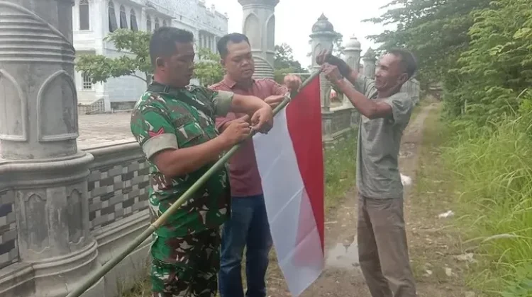 TNI dan Warga Memasang Bendera Merah Putih di Desa Keude Blang Ara