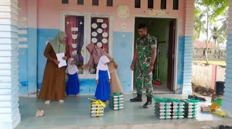 Babinsa Posramil Dampingi Distribusi Makan Bergizi Gratis di Kecamatan Lapang
