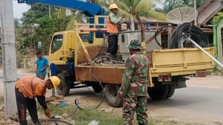 Babinsa Kawal Listrik Masuk Huntara Krung Lingka