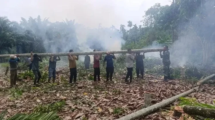 Babinsa Gotong Royong Bersama Warga Bersihkan Lahan KDKMP